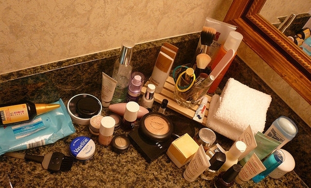 Aufbewahrung von Kosmetika – Sortiertipps im kleinen Badezimmer