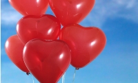 Überraschungsgrüße mit Herzchenballons