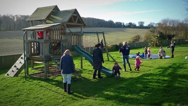 Mit einer Gartenrutsche Kindern viel Spaß bieten